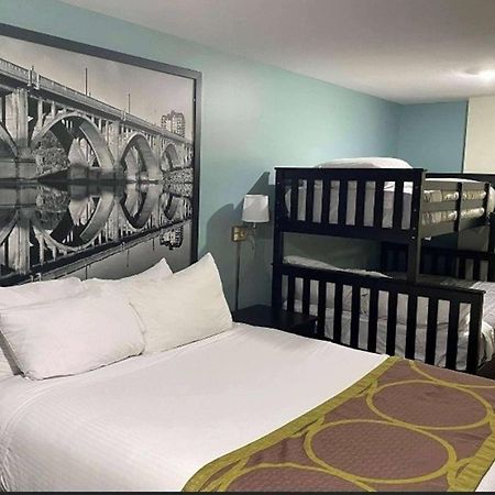 Отель Super 8 By Wyndham Saskatoon Near Saskatoon Airport Экстерьер фото