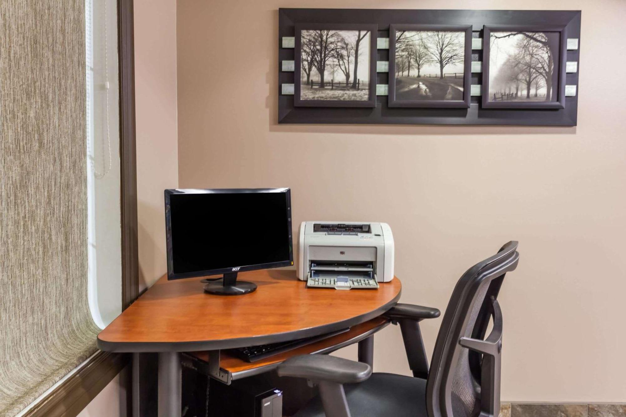Отель Super 8 By Wyndham Saskatoon Near Saskatoon Airport Экстерьер фото