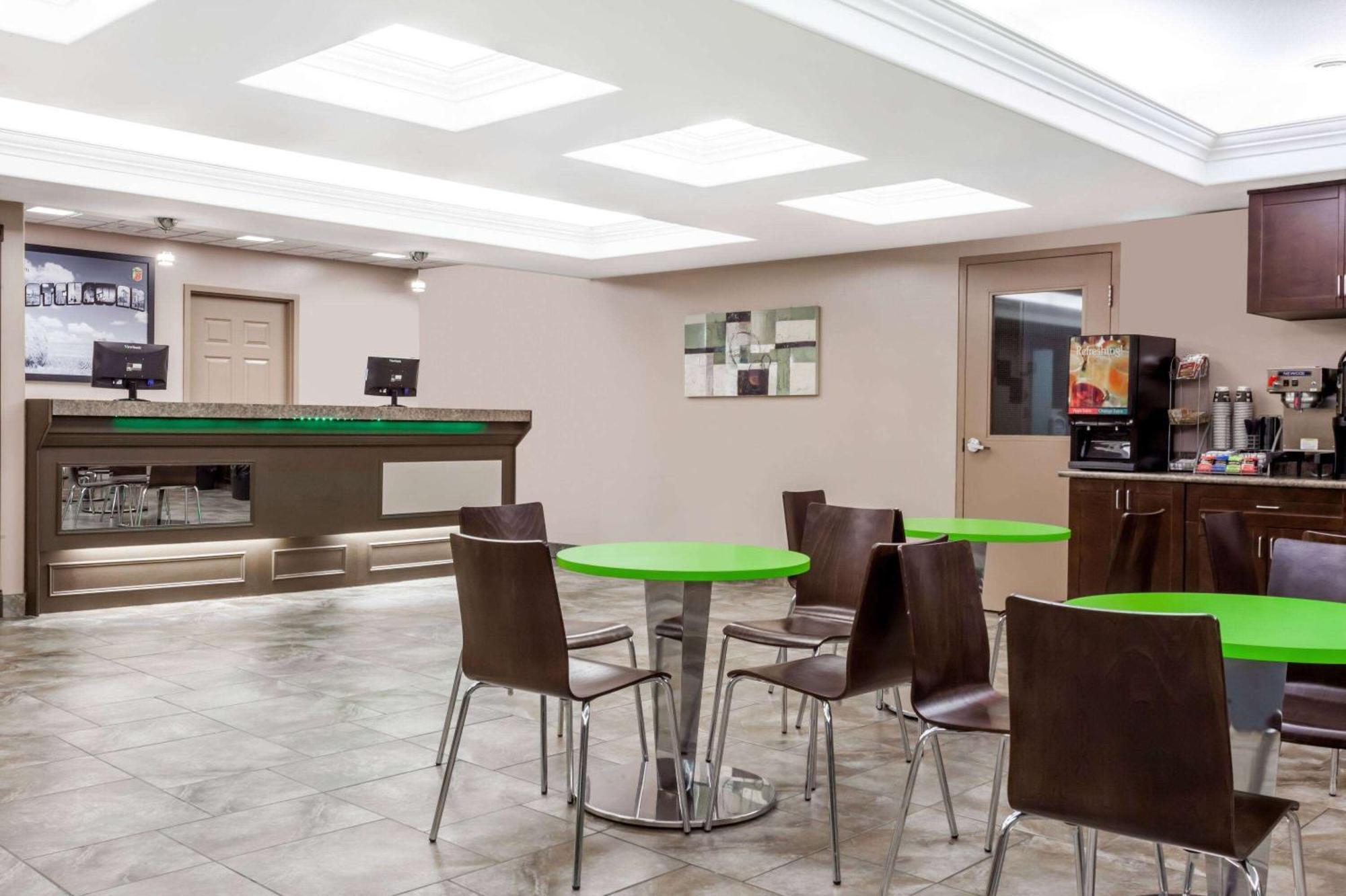 Отель Super 8 By Wyndham Saskatoon Near Saskatoon Airport Экстерьер фото