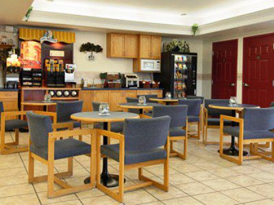 Отель Super 8 By Wyndham Saskatoon Near Saskatoon Airport Ресторан фото